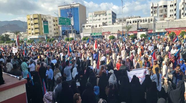 عدن .. فعالية احتجاجية كبرى رفضًا لمصادرة الحقوق وتغييب الخدمات الأساسية