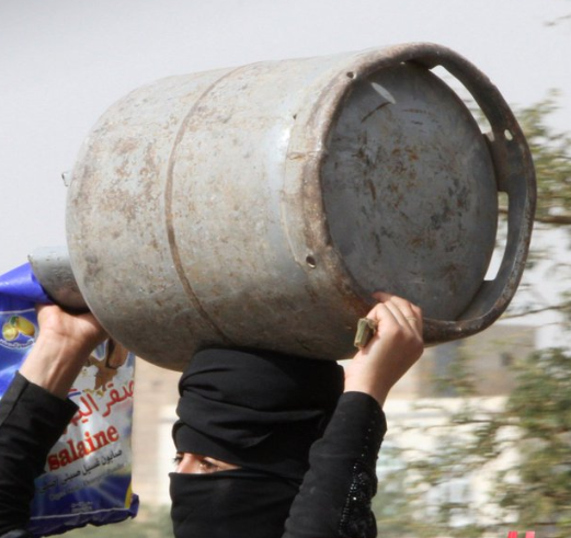 الحوثي يتسبب في كارثة جديدة.. انفجار أسطوانة غاز يؤدي لإصابة امرأة وطفل