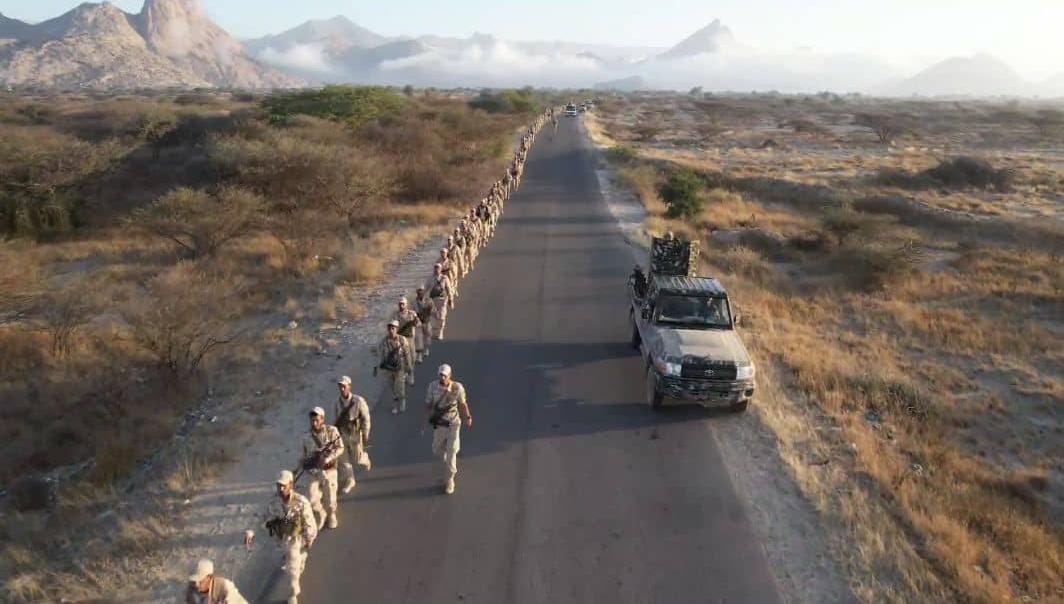 بتوجيهات القائد العام.. قوات اللواء الرابع درع الوطن تُنفذ مسيراً عسكرياً