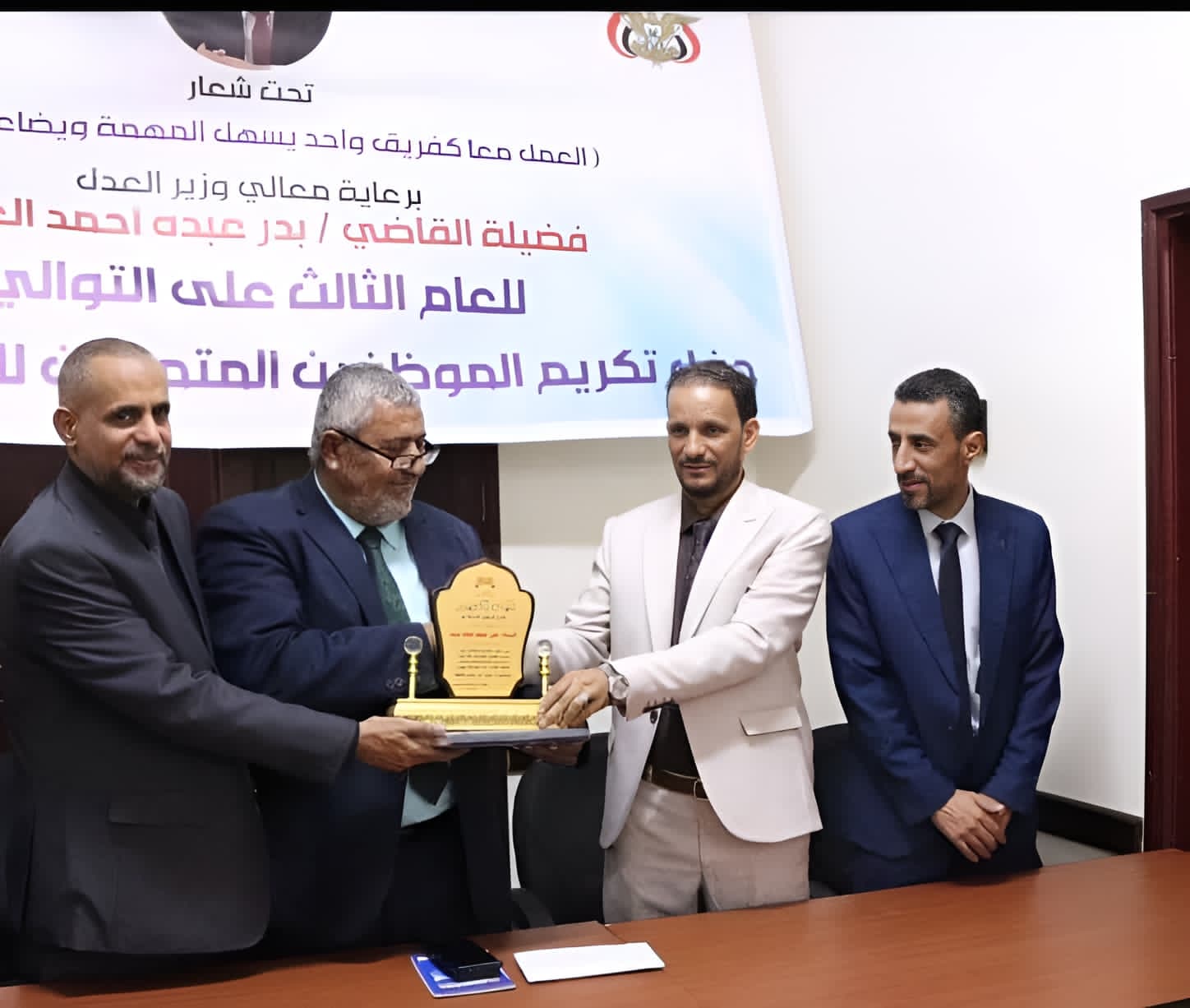 وزير العدل يكرّم وكيل الوزارة \"علي مديد\" لدوره البارز في قطاع التخطيط والبنى التحتية