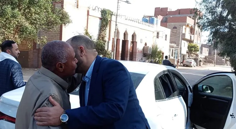 بعد رحلة بحث لـ30 عاماً.. لقاء مؤثر يجمع طلاباً يمنيين بمعلمهم المصري