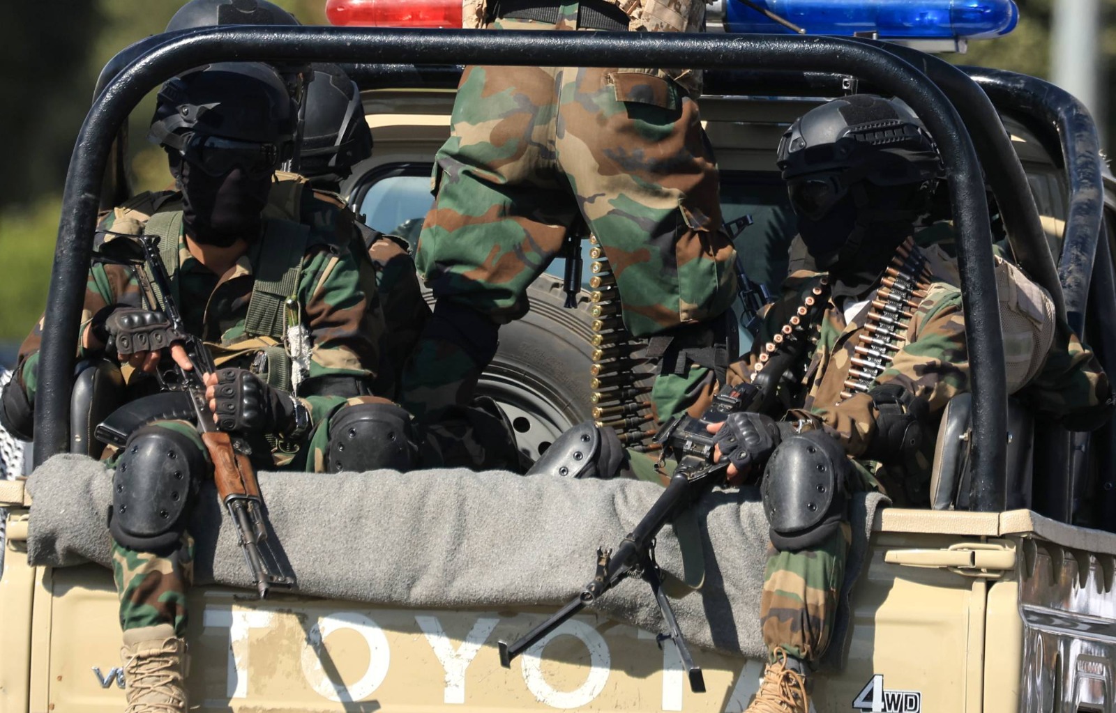 الحوثيون يقتحمون منازل المواطنين أبناء البيضاء في صنعاء
