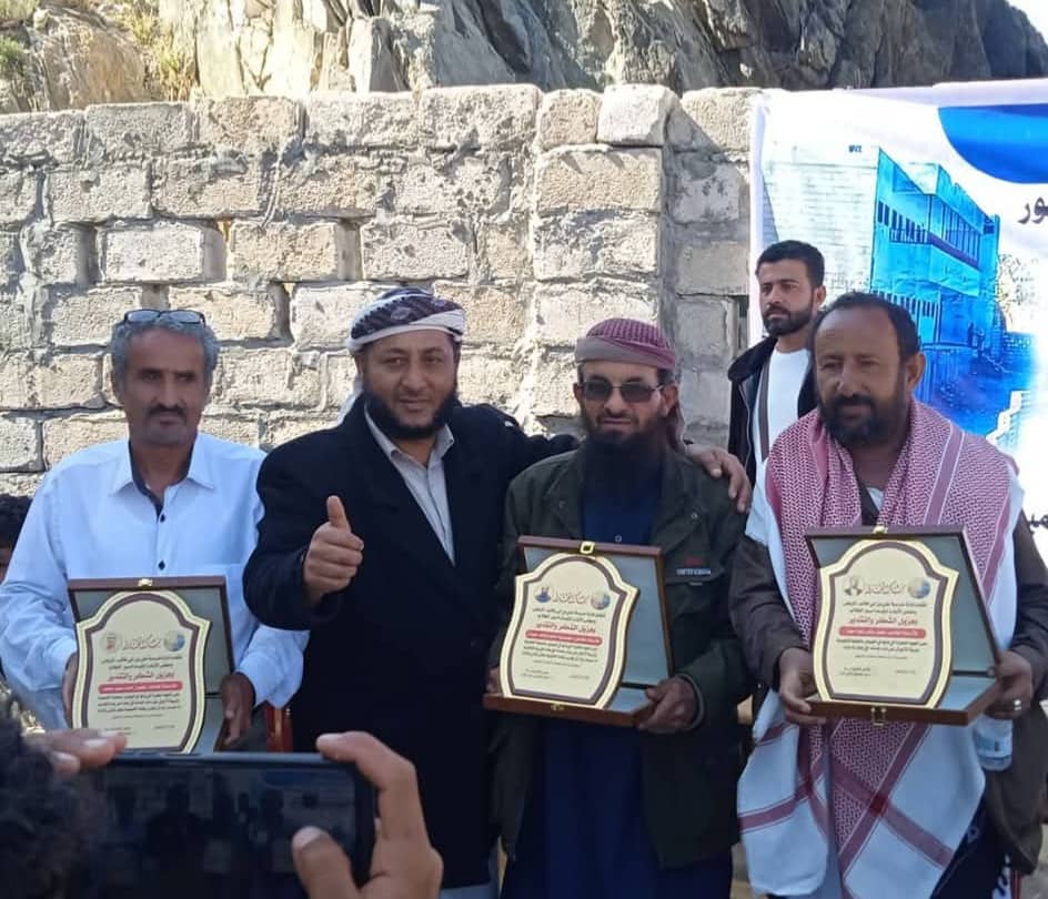 مدرسة المربض بيافع رصد تكرم ثلاثة من معلميها المؤسسين تقديرًا لعطائهم التربوي