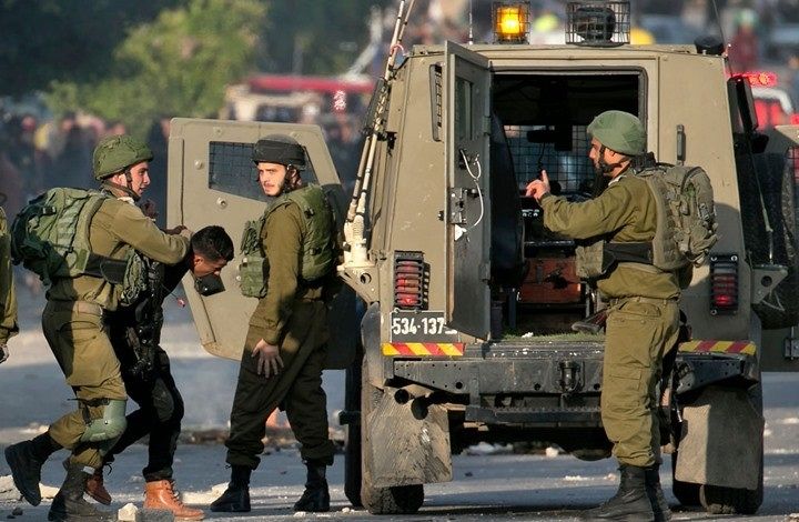 الاحتلال الاسرائيلي يعتقل 10 فلسطينيين من نابلس