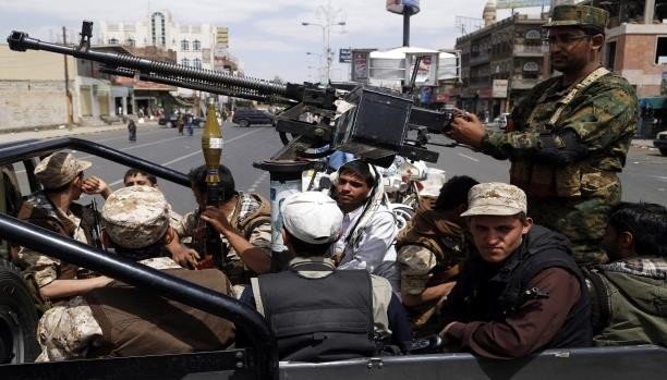اشتباكات عنيفة في \"الخشعة\" بين الحوثيين والأهالي بسقوط جرحى