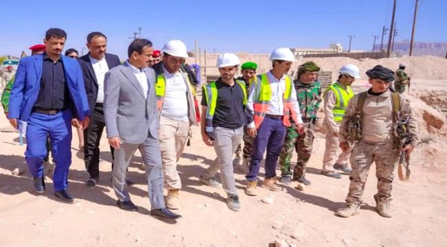 المحافظ بن الوزير يتفقد سير الأعمال الإنشائية للمحطة التحويلية لمشروع الطاقة الشمسية