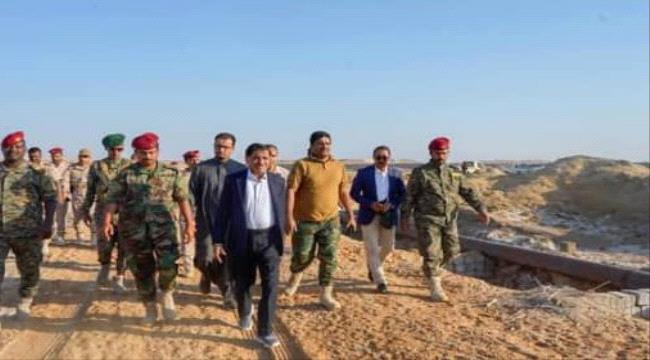 اللواء البحسني يزور ميناء الضبة ويتتبع خط لأنبوب نفط غير قانوني