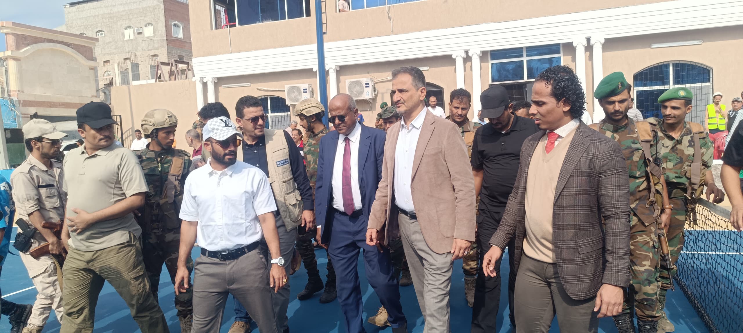 محافظ عدن يفتتح مشروع إعادة تأهيل نادي التنس العدني