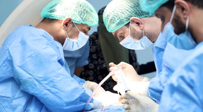 بدء إجراء العمليات الجراحية بالمخيم الطبي المجاني بمستشفى عدن الخيري