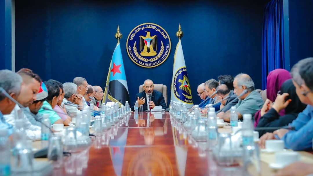 الرئيس الزُبيدي يلتقي قيادة اتحاد نقابات عمال الجنوب لمناقشة مطالب العمال وسُبل معالجتها