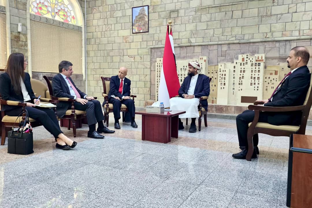 المحرّمي يبحث مع السفير الأمريكي مستجدات الأوضاع في اليمن ويؤكد على ضرورة الإصلاحات الاقتصادية