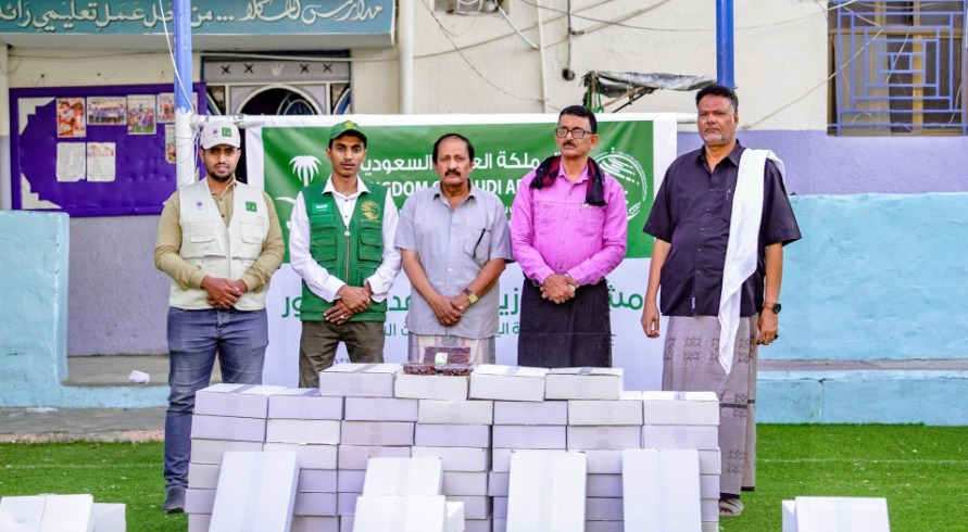 مركز الملك سلمان يوزع أكثر من 3 ألف كرتون تمر في ساحل حضرموت