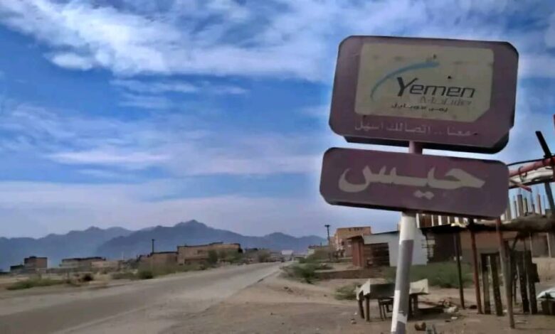الحوثي يقطع النت والاتصالات عن الخوخة وحيس جنوب الحديدة