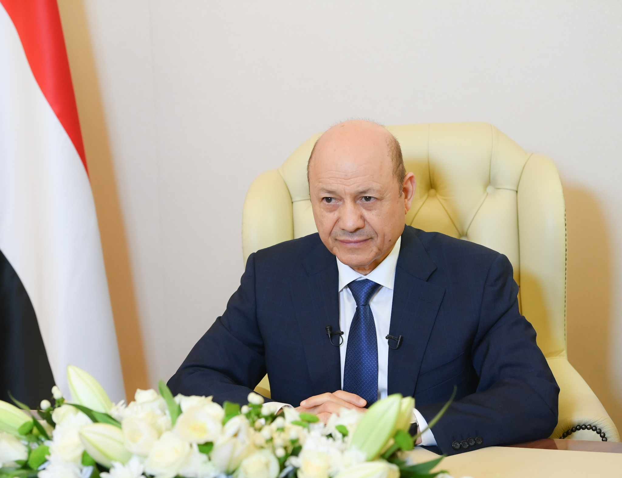 العليمي يشدد على تسريع الإجراءات لضمان وفاء الدولة بالتزاماتها