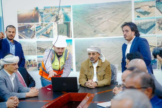 الرئيس الزُبيدي يتفقد مشروع المحطة الشمسية في عتق