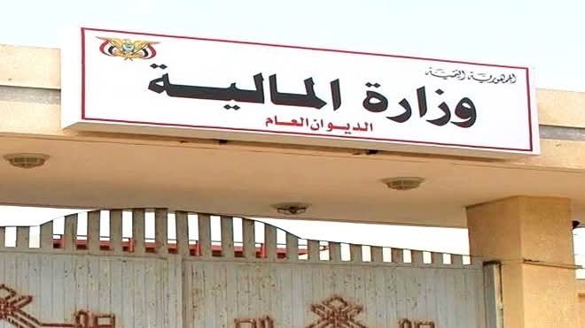 المالية.. تنفي مزاعم بقطع تغذية الجيش وتأكد تعزيز المرتبات