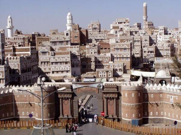 مقيم إثيوبي يعترض للاعتداء الوحشي من قبل الحوثيين بصنعاء