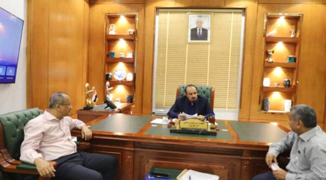 محافظ حضرموت يناقش تأمين الجوانب التموينية والاستهلاكية في المحافظة