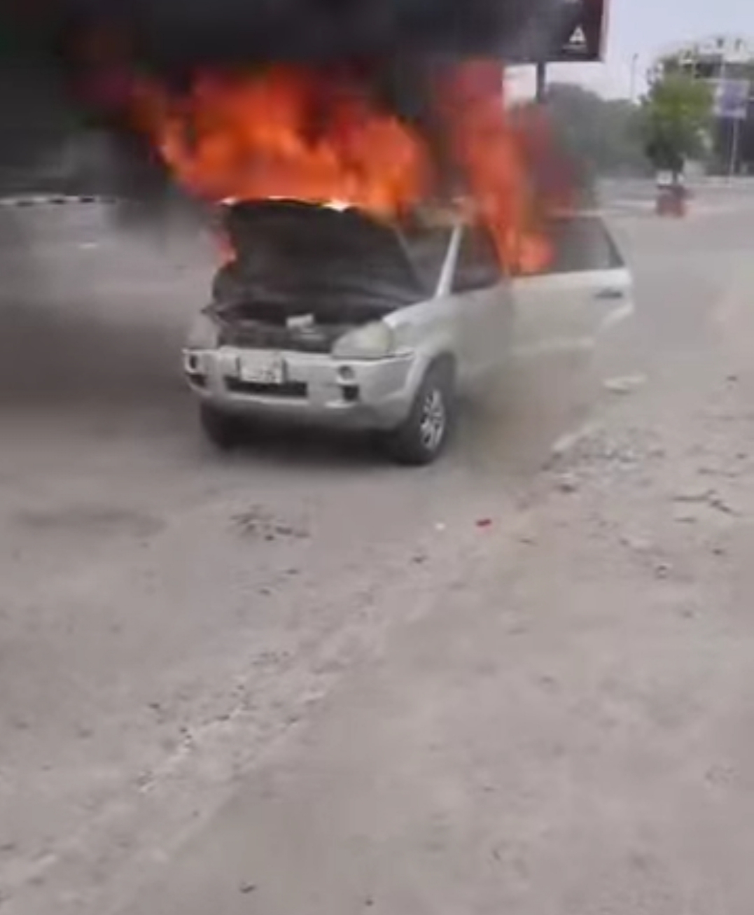 عاجل: مقاول يحرق سيارته أمام وزارة المياه بعدن