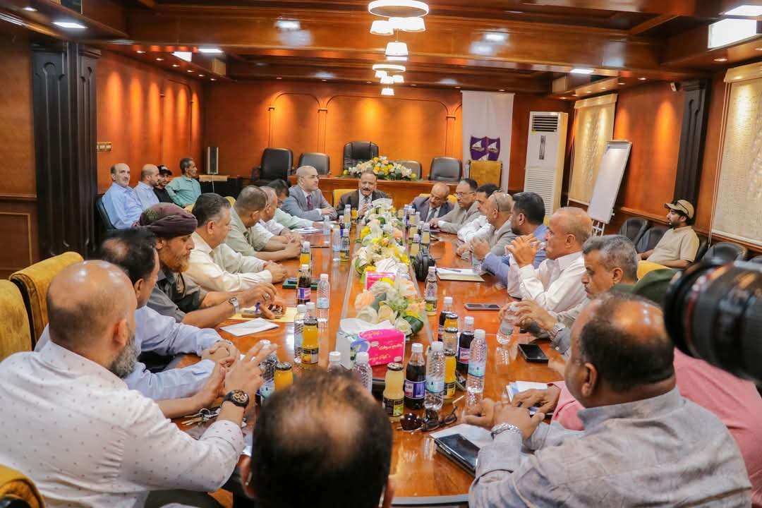 وزير النقل يتفقد سير العمل بمؤسسة موانئ خليج عدن ويؤكد جاهزية ميناء عدن والموانئ المحررة لاستقبال الانشطة التجارية والملاحية