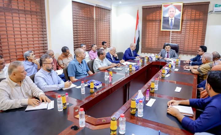 رئيس الوزراء يرأس اجتماعاً لقيادة وزارة المياه والبيئة لمناقشة جهود رفع مستوى الأداء وكفاءة العمل