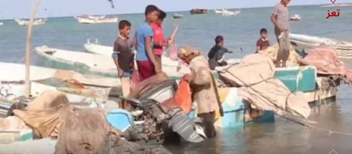 المخا.. صيادو \"يختل\" يواصلون البحث عن زميلهم المفقود في البحر وسط غياب الجهات المعنية