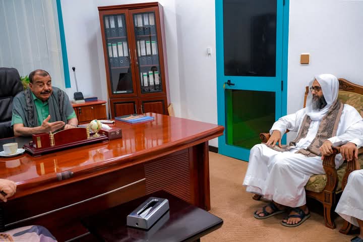 اللواء بن بريك يلتقي رئيس غرفة حضرموت التجارية والشيخ الشرفي