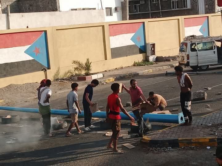 احتجاجًا على تردي الأوضاع.. متظاهرون يقطعون الشوارع بعدن
