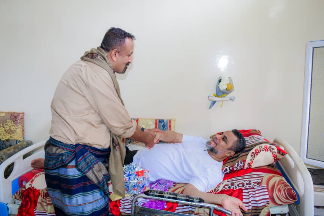 خلال زيارته العيدية..الوكيل علوي النوبة يتفقد الجرحى والمقعدين بمنازلهم في عدن