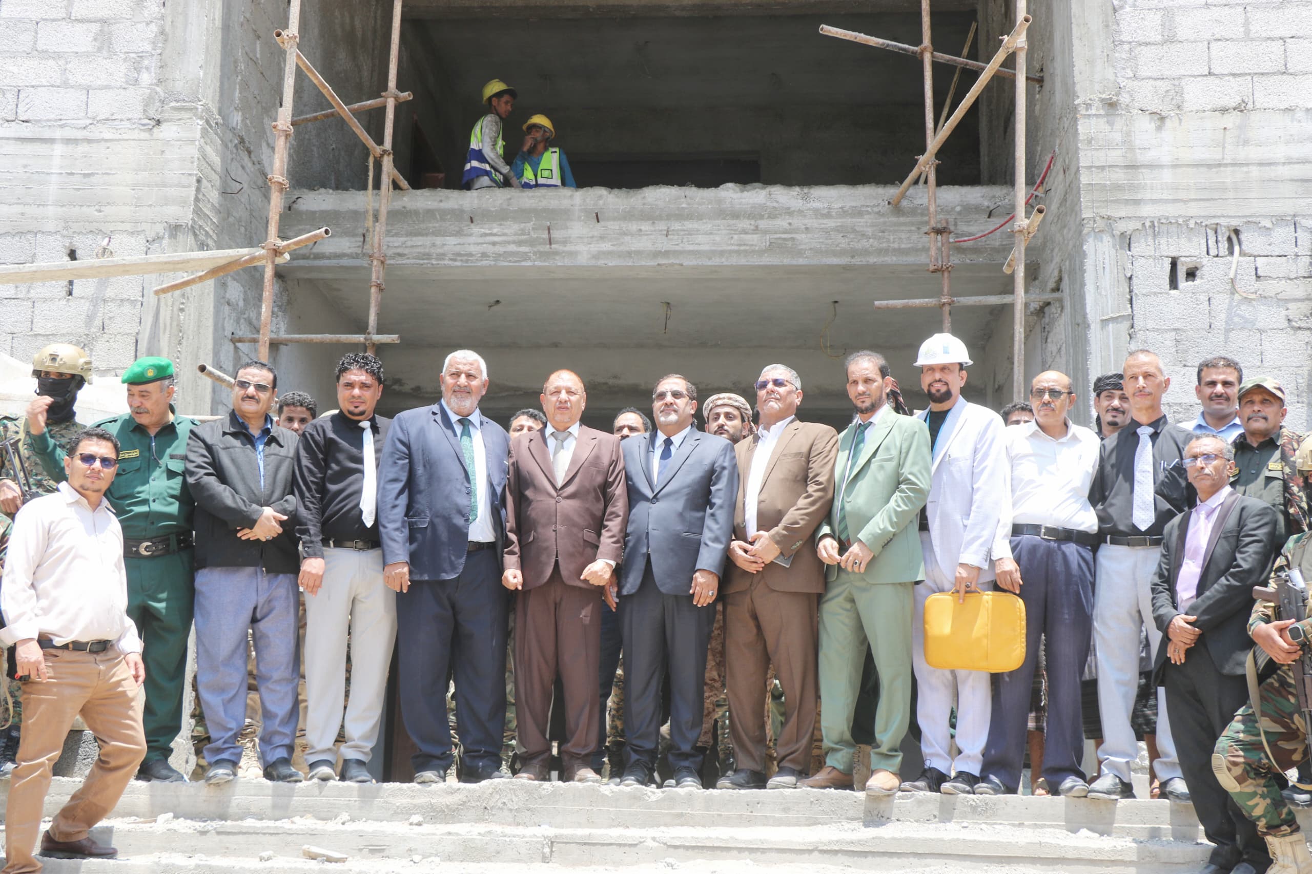 رئيس مجلس القضاء الأعلى ووزير العدل يتفقدان مشروع مبنى محكمة المنصورة الابتدائية بعدن
