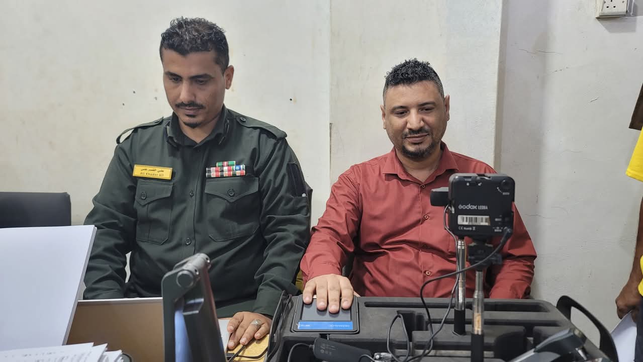 تدشين إصدار البطاقة الشخصية الذكية لمنتسبي قطاع الأثاث والتجهيزات التابع لوزارة الدفاع بعدن