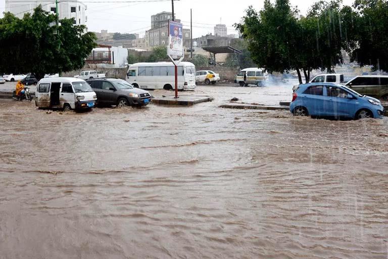 أمطار وسيول غزيرة بحضرموت