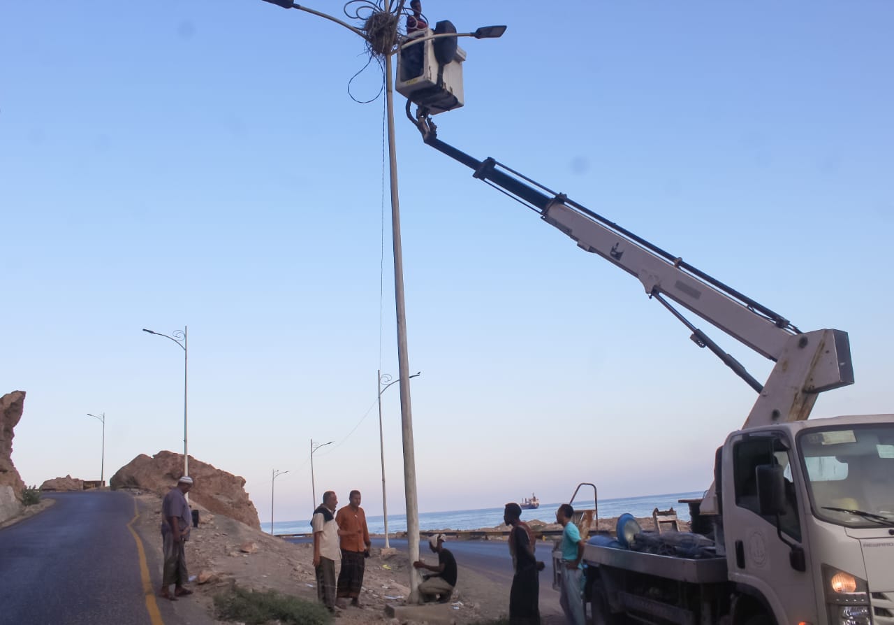 مدير عام بروم ميفع يتفقد أعمال إعادة تشغيل إنارة الشارع العام بمدينة بروم