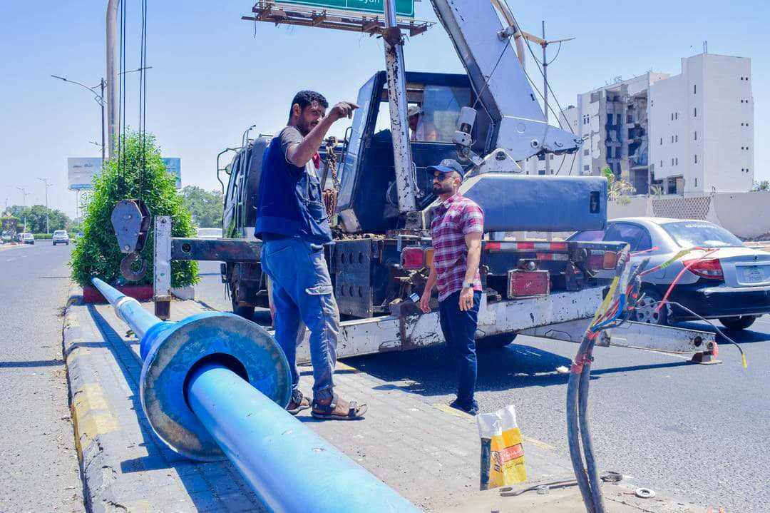 مدير صيرة يتفقد أعمال استبدال أعمدة الإنارة في خط عدن مول – العاقل