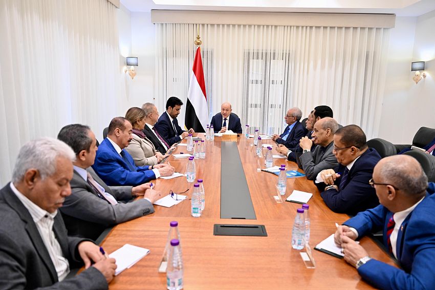رئيس مجلس القيادة يجتمع برئاسة هيئة التشاور وامناء المكونات السياسية