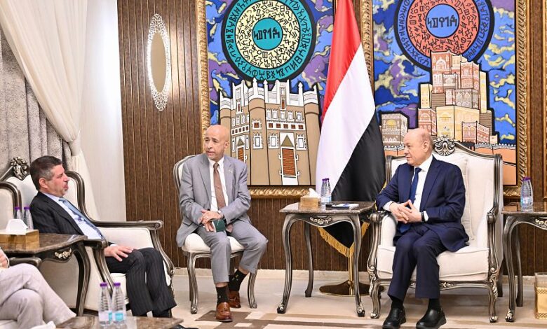 الرئيس يشدد على ضرورة تحرك المجتمع الدولي لدعم جهود الحكومة في تحسين العملة المحلية