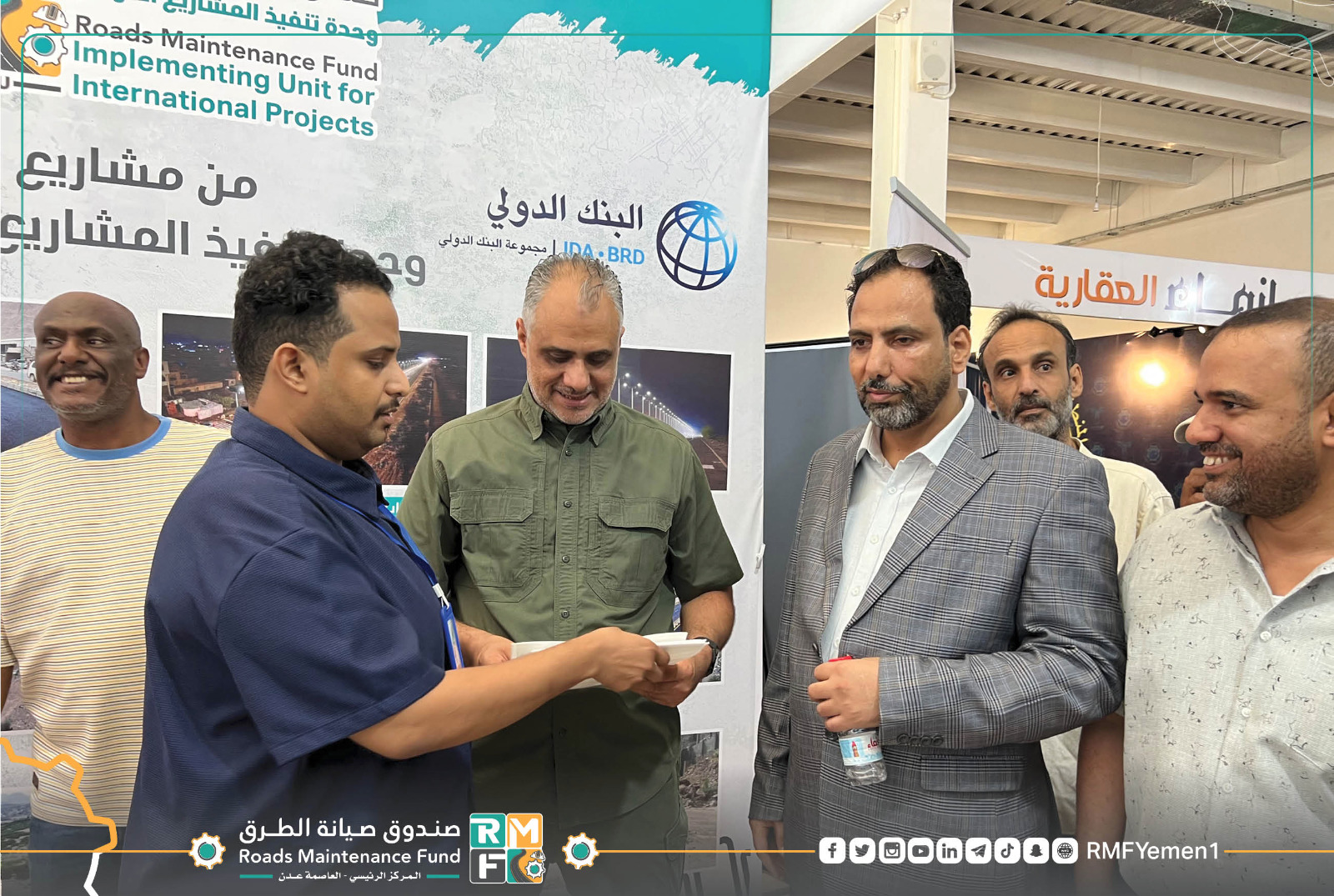 برفقة باهرمز..رئيس صندوق صيانة الطرق يزور معرض عدن الثاني للاعمار والبناء
