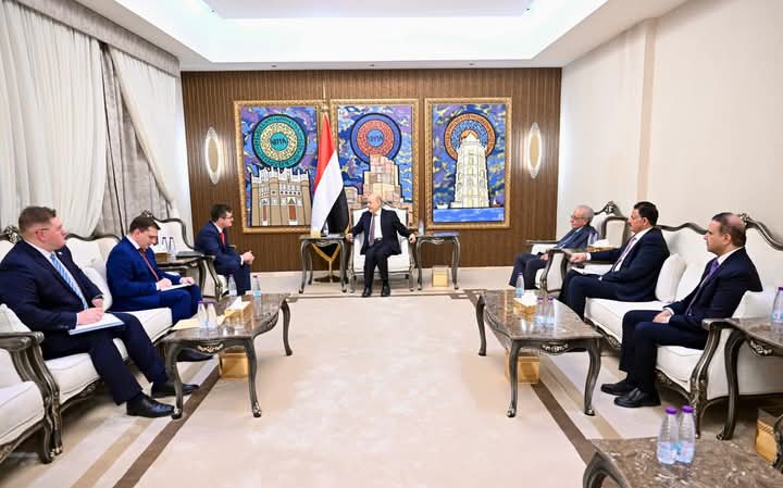 رئيس مجلس القيادة يشيد بالموقف الروسي الثابت إلى جانب الشعب اليمني وشرعيته الدستورية