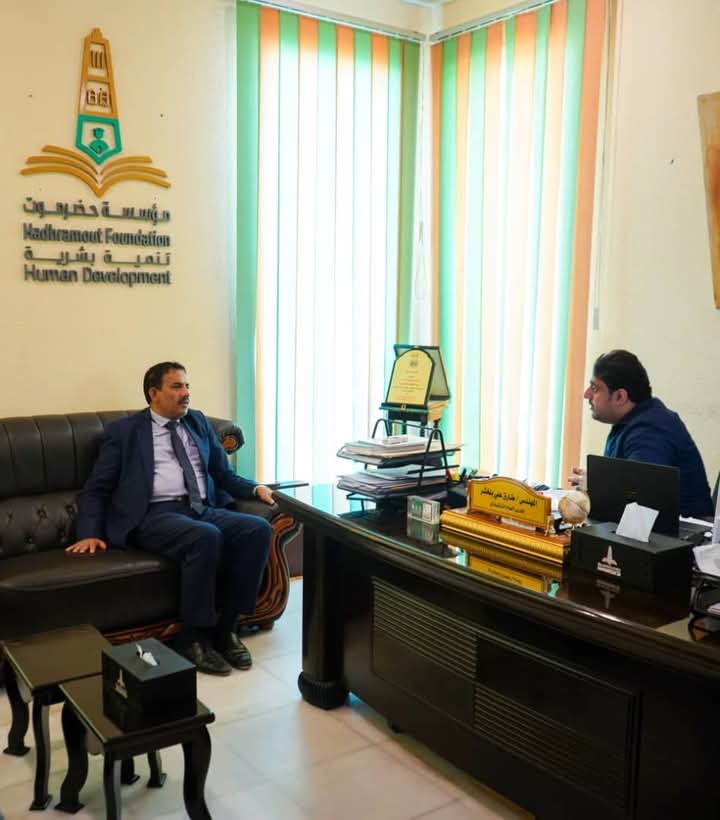 نائب رئيس جامعة إقليم سبأ لشؤون الطلاب يزور مؤسسة حضرموت