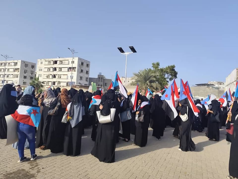 عدن: الوقفة الثانية لحرائر وماجدات عدن للمطالبة بتوفير الكهرباء وتحسين الوضع المعيشي