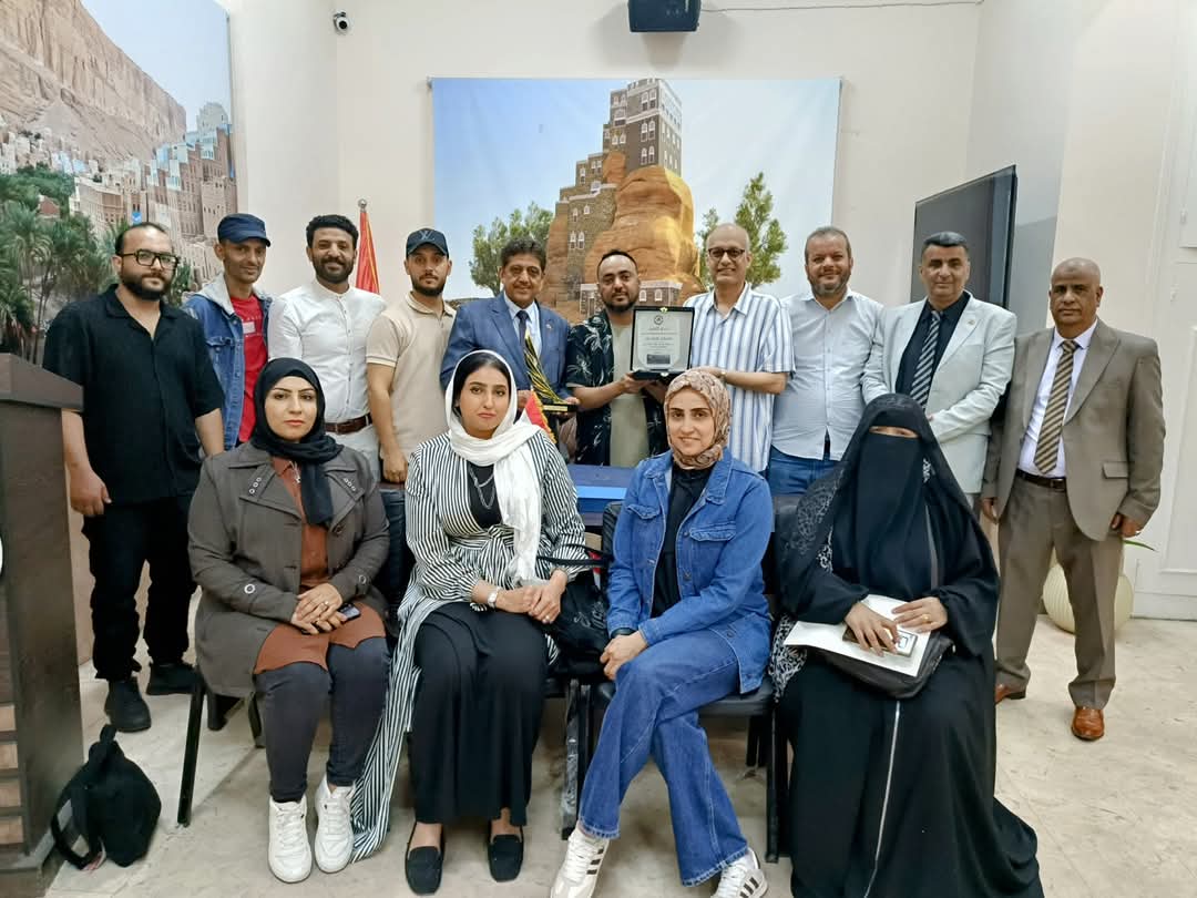 الجالية اليمنية في مصر تكرّم المصور الرياضي عصام الكمالي الفائز بجائزة عالمية