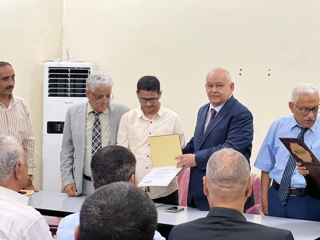 بمناسبة عيد العمال…وزير الخدمة المدنية والتأمينات يكرم عدد من موظفي الوزارة والمؤسسات والهيئات التابعة للوزارة