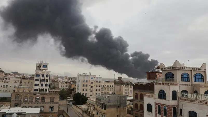 تعليق كل الرحلات بمطار صنعاء بعد \"أضرار فادحة\" بسبب الضربات الإسرائيلية