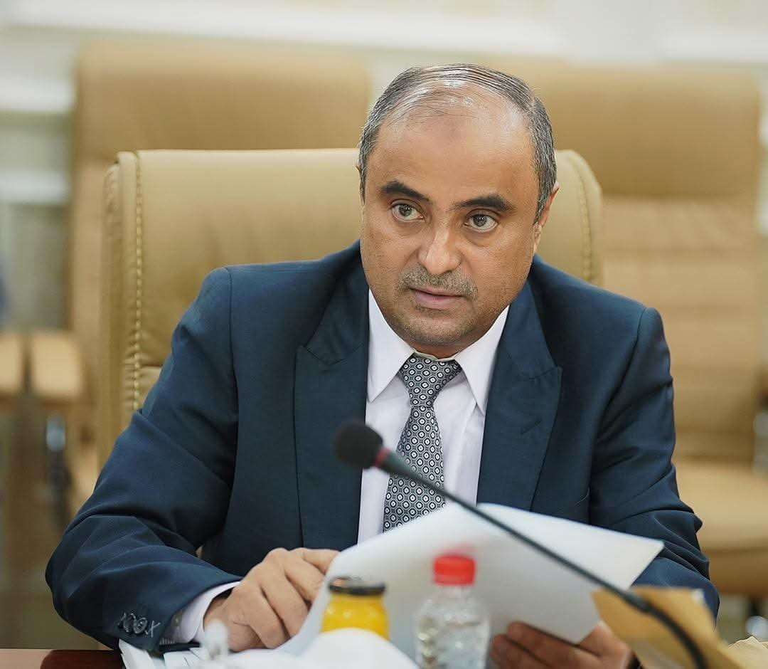 رئيس الوزراء يوجه بتشكيل لجنة للتحقق من الرسوم والضرائب المفروضة على المسافرين عبر مطار عدن