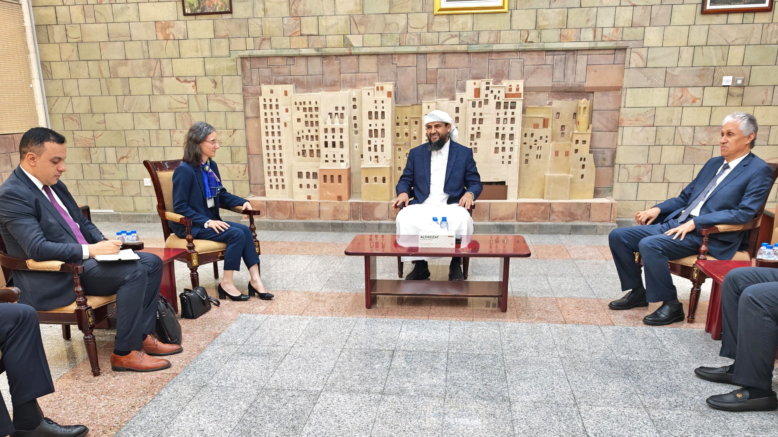 المحرمي يشيد بمواقف فرنسا الداعمة لبلادنا ويؤكد أهمية تعزيز التعاون المشترك