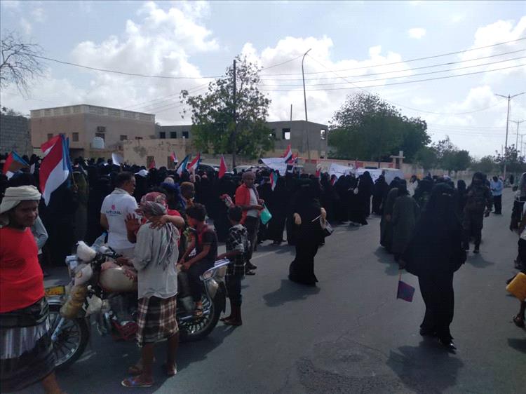 الكشف عن تفاصيل مقتل مواطن في تظاهرة نسائية بأبين
