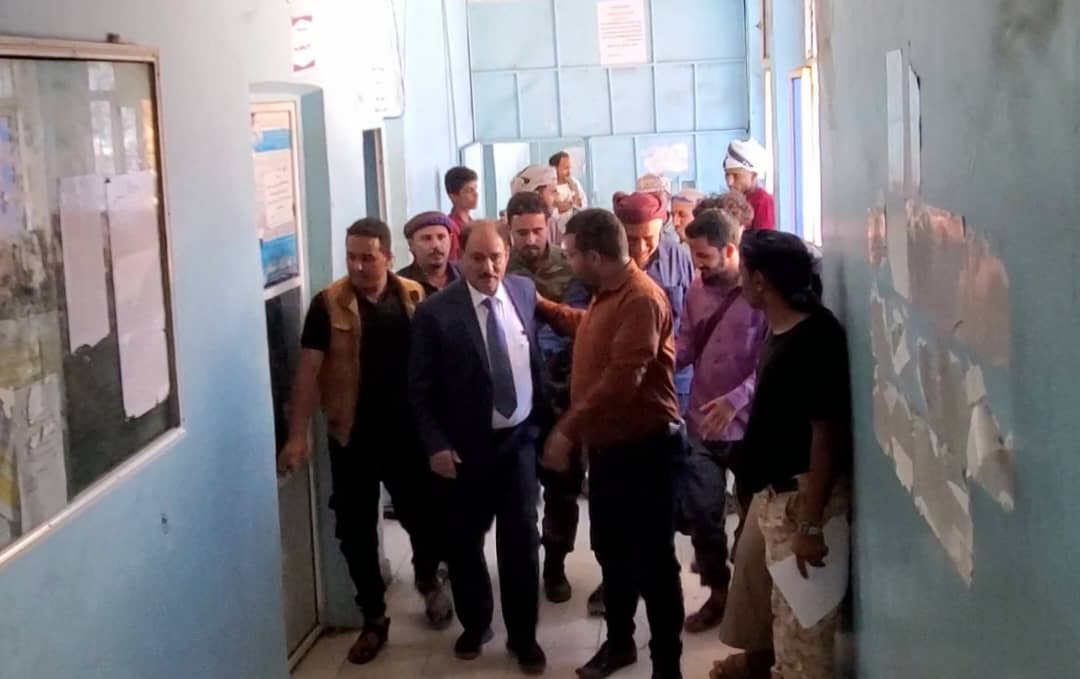 محافظ الضالع يزور إدارة الأحوال المدنية ويوجه بتعزيز الأداء وتسهيل معاملات المواطنين