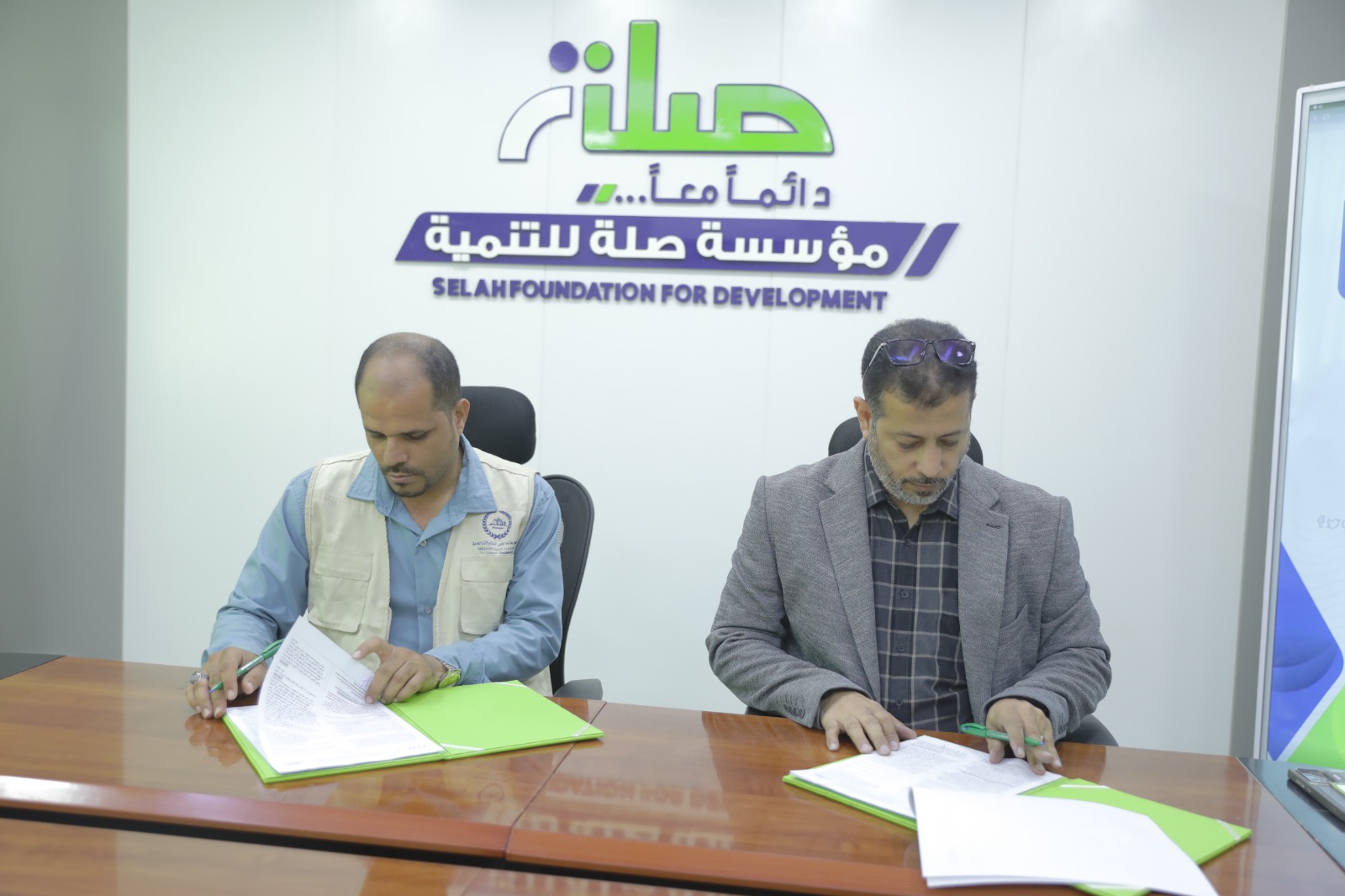 مؤسسة صلة للتنمية توقّع أربع مناقصات لتوريد مستلزمات إنسانية في قطاع المياه والنظافة