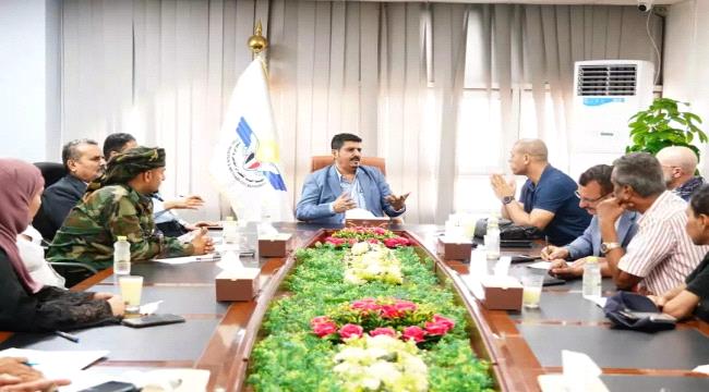 مدير عام مطار عدن الدولي يلتقي وفد الإنتربول الدولي