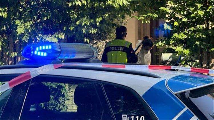 الشرطة الألمانية تعتقل لاجئًا يمنيًا بعد طعن زوجته حتى الموت